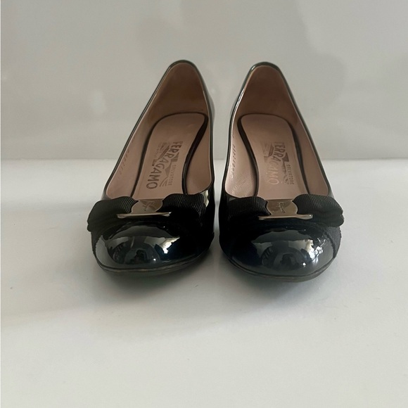 Salvatore Ferragamo Black Patent Leather Vara Bow Pumps Size 6 - Picture 5 of 12